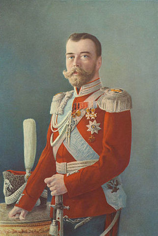 Graves derrotas. Nicolás II se nombra a sí mismo comandante en jefe del ejército. Se funda el Bloque Progresista.