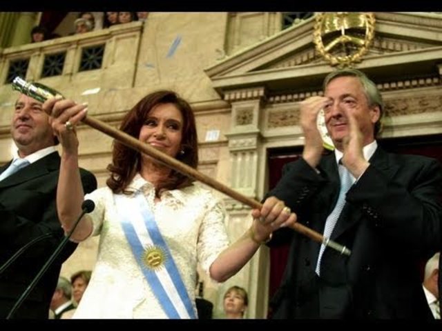 Asume la presidencia Cristina Fernández