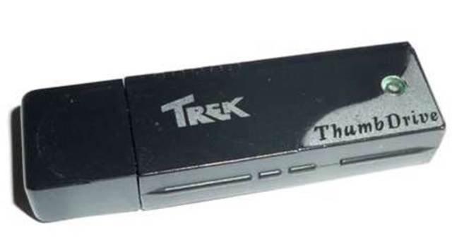 Universal Serial Bus (USB) apareció