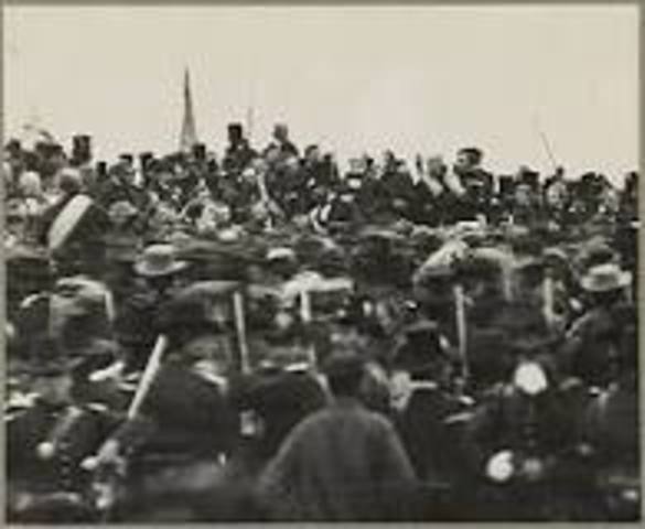 Lincoln Gives his Gettysburg Address