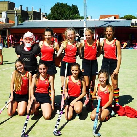 Lola empieza hockey en BA.NA.DE