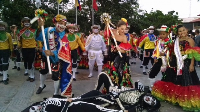 Nace la danza-traje del Garabato