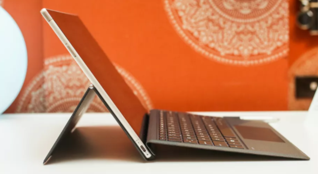 computadora portátil de Asus llamada NovaGo.