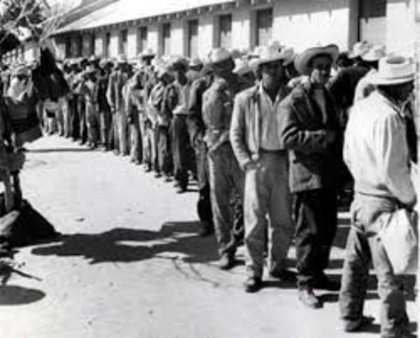 Comienza el programa de braceros, el primer grupo de braceros mexicanos reporta por trabajo en Stockton, California.