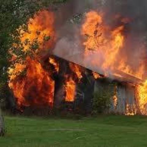 El fuego comienza en panchitos casa, dando como resultado que su familia se mueva una vez más