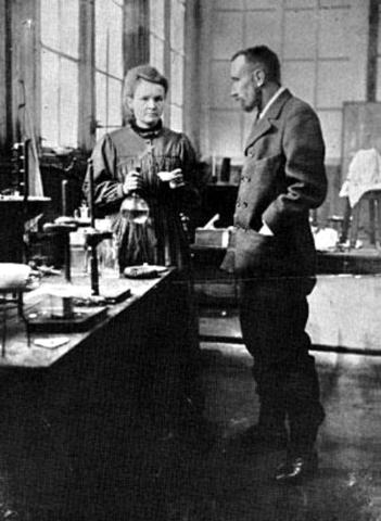 Pierre yMarie Curie investigan el fenómeno descubierto por Becquerel