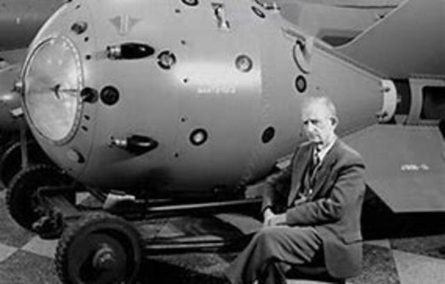USSR gets atomic bomb