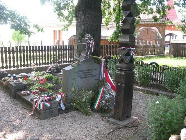 1966 május 26.-án hunyt el Budapesten, saját kívánságára szülőfalujában, Farkaslakán temették el.