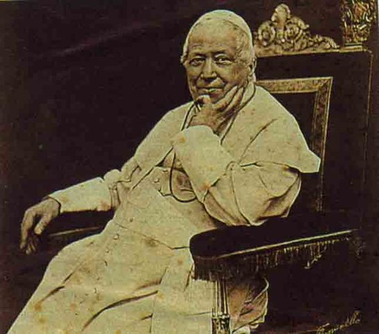 Pío IX publica el Syllabus contra los errores racionalistas.