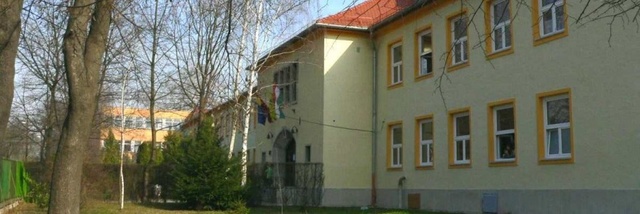 Megkezdi gimnáziumi tanulmányait