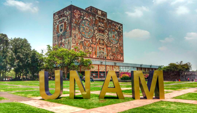 2012: El 96% de las universidades tradicionales ofrecen cursos en linea.