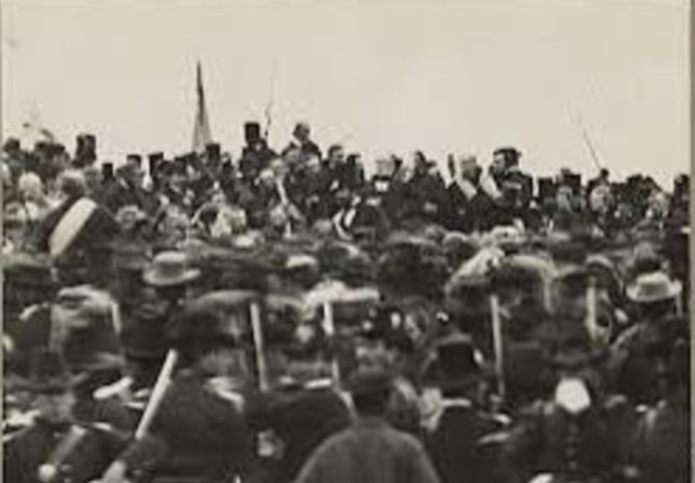 Lincoln gives his Gettysburg Address