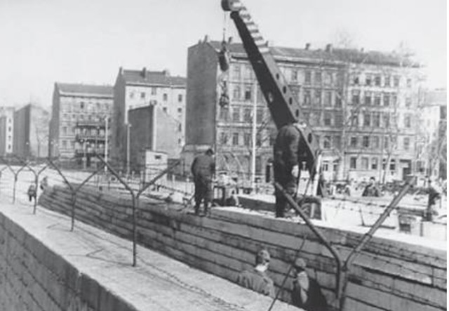Se construye el muro de Berlín