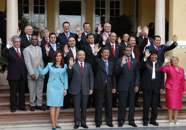 El presidente Uribe asiste a la Cumbre de Río en República Dominicana donde enfrenta las críticas por la incursión y bombardeo del territorio ecuatoriano durante la Operación Fénix