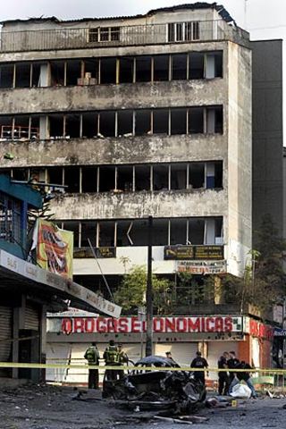 : atentado al Palacio de Justicia de la ciudad de Cali, Valle del Cauca en coche bomba. El gobierno culpó al Frente Manuel Cepeda Vargas de las FARC del atentado.