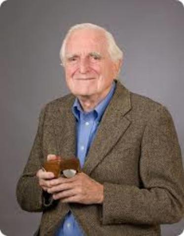 Douglas C. Engelbart, trabajando en el Stanford Research Institute