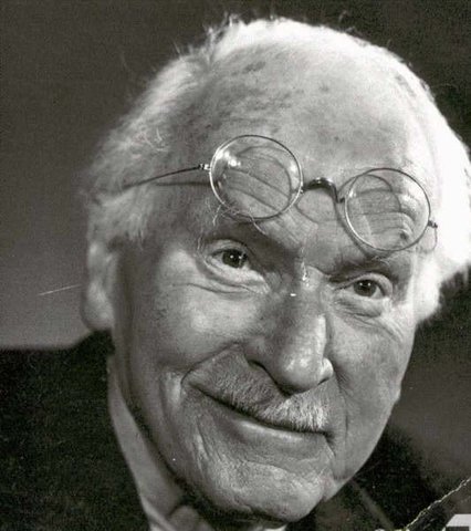 Carl Jung funda la Psicología Analítica