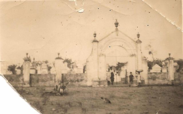 Construcción de la fachada del cementerio