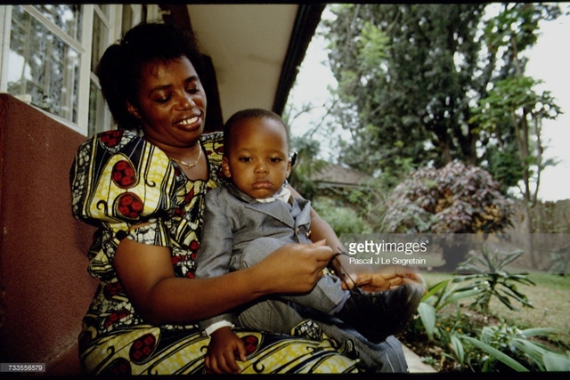 RUANDA: la primera ministra de Ruanda, es asesinada por la guardia presidencial.