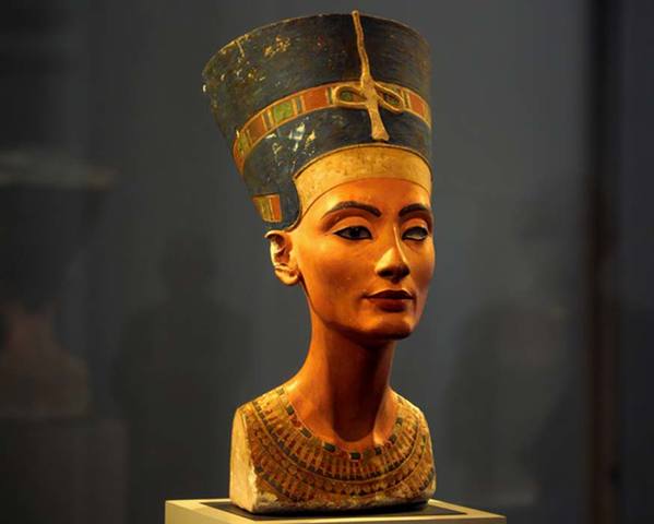 Nefertiti dies
