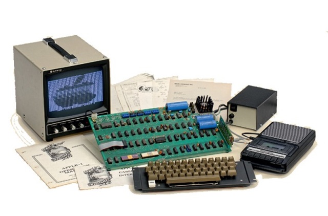 Steve Jobs y Steve Wozniak fabrican la Apple I.