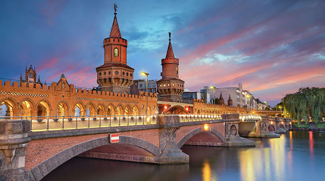 Em Berlim, a Sociedade de Línguas Modernas patrocina os professores Charles Toussaine e Gustav Laugenschied para ensinarem Francês por correspondência.