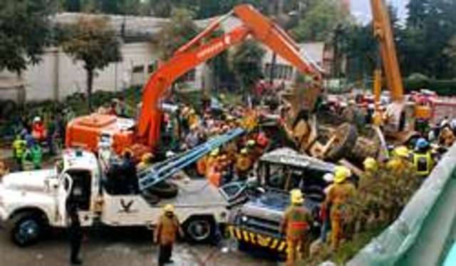 Máquina recicladora de asfalto cae encima de un bus escolar