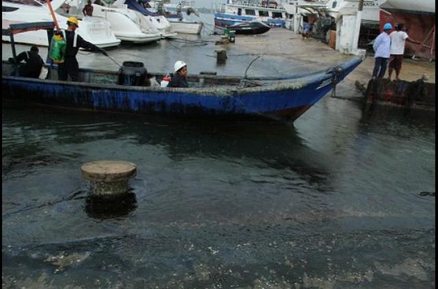 Derrame de PETROLEO en la Isla de Barú