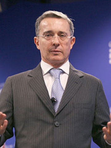 Finaliza presidencia de Alvaro Uribe Velez.