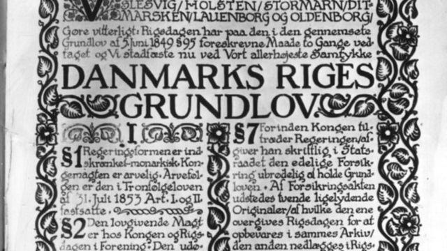 Demokratiet bliver indført med Grundloven i DK