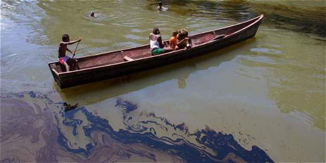 Derrame en Tumaco debido a atentado