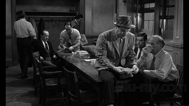 Οι 12 ένορκοι στην αίθουσα της συνεδρίασης