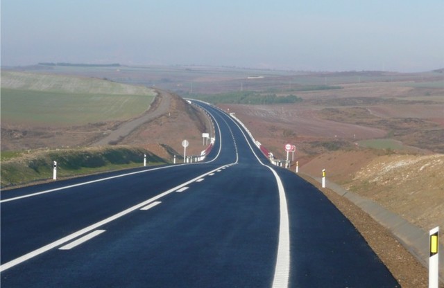 La carretera sigue invadiendo el campo