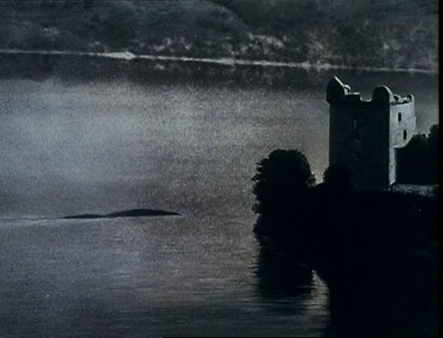 Nessie e il suo piccolo vicino al castello di Urquahrt