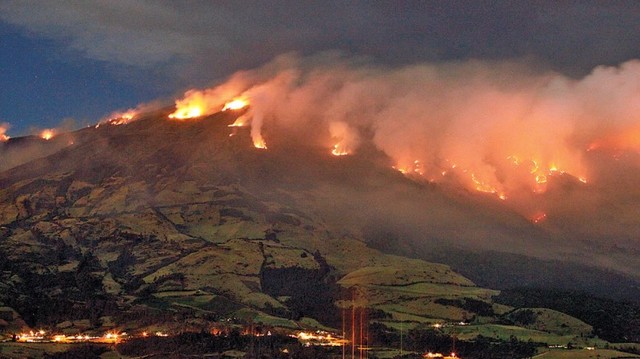 El Volcán Galeras hace erupción