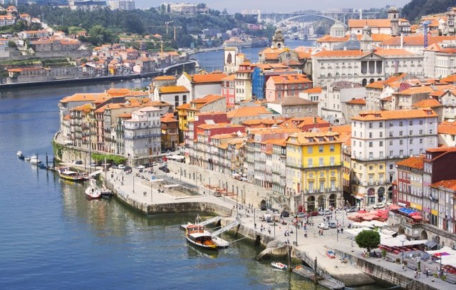 Em Portugal, é criada a Fundação da Universidade Aberta.