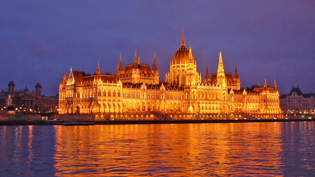 É implantada a rede Europeia de Educação a Distância.