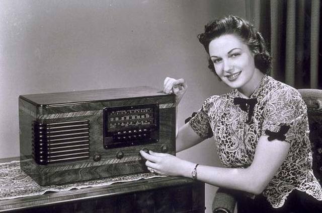 Início da Educação a Distância pelo rádio brasileiro.