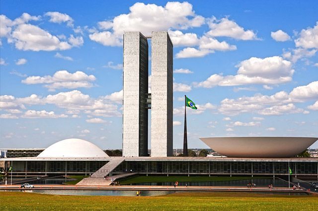 É  criada a Universidade Aberta de Brasília.
