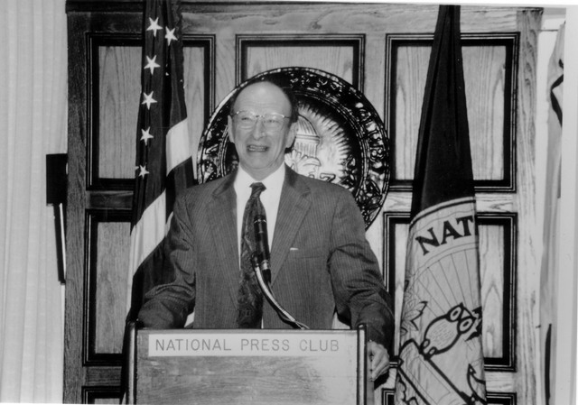 Completa sus estudios en psicología del desarrollo en Harvard en 1942