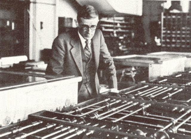Máquina de resolver ecuaciones diferenciales de Vannevar Bush