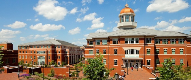 Na Universidade da Carolina do Norte, Tom Truscott, Jim Ellis e Steve Bellovin criaram a Usenet também utilizando o UUCP. Nessa rede as mensagens, ou artigos, estavam separados em assuntos de interesse. Cada grupo foi chamado de "Newsgroup".