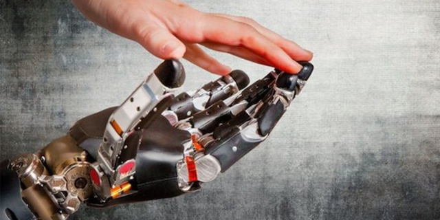 Mano biónica controlada por señales cerebrales