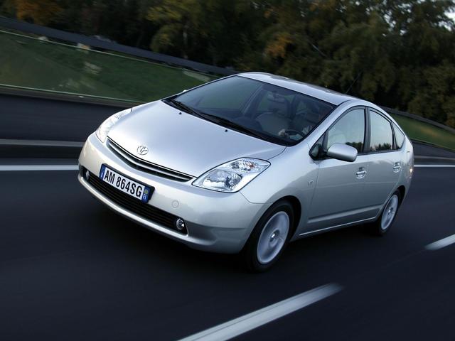 Automóviles híbridos que combinan motores eléctricos y de combustión se vuelven comunes.