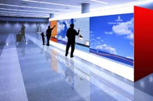 Monitores de pared interactivos se usan para trabajar, comprar, aprender.