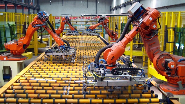 Robots inteligentes se usan en las fabricas.