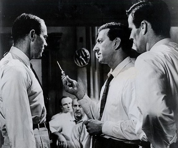 Ο 5 εξετάζει το μαχαίρι