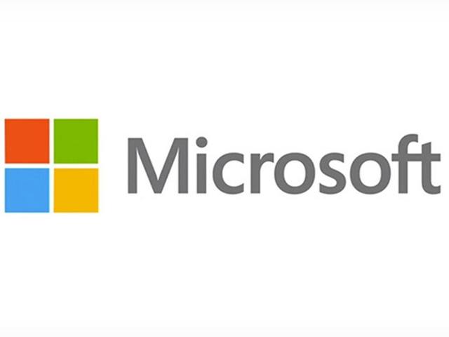 Microsoft entra en Internet y se lanza hotmail.