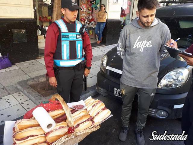 La policía nos cuida de los sangucheros.