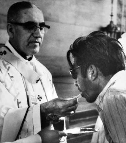 Es asesinado el Arzobispo de San Salvador Oscar Romero.
